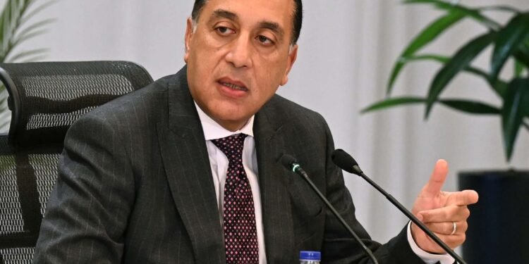 رئيس الوزراء: مبادلة الديون خففت الأعباء ووجهت الموارد للتنمية