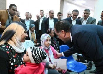 سيدة تروي لرئيس الوزراء تجربتها بمركز طب الأسرة: الخدمة ممتازة والأطباء متعاونون