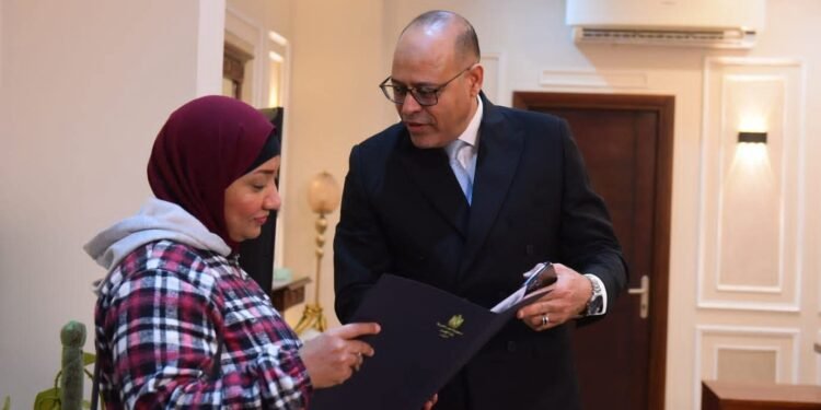 وزير العمل يوفر إعانة مالية و فرصة عمل لصاحبة الفيديو المتداول بشأن التخلي عن أبنائها الأربعة