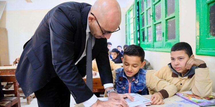 وزير التعليم يلتقي الطلاب ويتابع تطبيق البرامج الحديثة في مدارس بني سويف