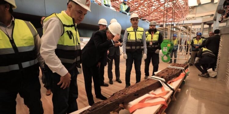 وزير السياحة  يشهد تثبيت أول قطعة خشبية على الهيكل الخاص بإعادة تركيب مركب الملك خوفو الثانية بالمتحف المصري الكبير