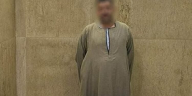 ضبط شخص بحوزته عدد من البطاقات الشخصية ومبالغ مالية لتوزيعها على الناخبين للتصويت لمرشح بحلوان