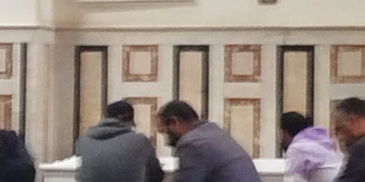 عمر الفيشاوي يقرأ القرآن على والدته سمية الألفي بمسجد مصطفى محمود