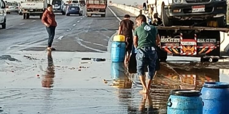 انقلاب سيارة محملة بالزيت يتسبب في عرقلة الحركة المرورية على طريق بنها الحر