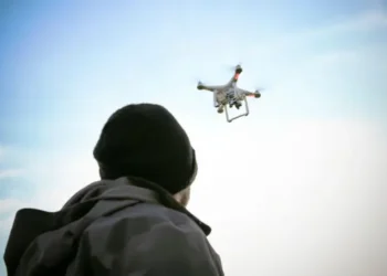 مسيرات إسرائيل تحلق في سماء بيروت وتنفذ ضربات مستمرة في لبنان