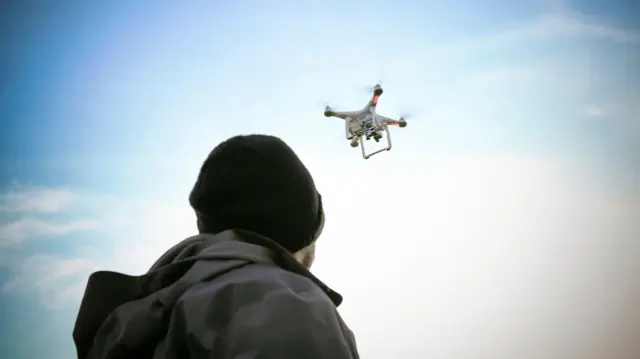 مسيرات إسرائيل تحلق في سماء بيروت وتنفذ ضربات مستمرة في لبنان