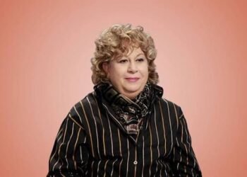 أحمد الفيشاوي يستقبل عزاء والدته سمية الألفي