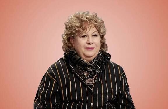 أحمد الفيشاوي يستقبل عزاء والدته سمية الألفي