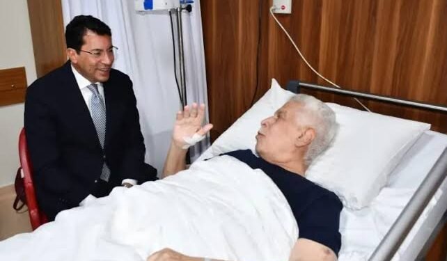 أشرف صبحي يوجه اللجنة الطبية لمتابعة الحالة الصحية للكابتن حسن شحاتة