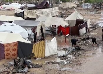 المنخفض الجوي يزيد مأساة غزة.. خيام مدمرة ووفيات متزايدة