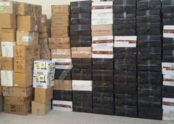 إحباط محاولة جلب كميات كبيرة من السجائر والشيشة الإلكترونية مجهولة المصدر عبر إحدى الموانئ البحرية