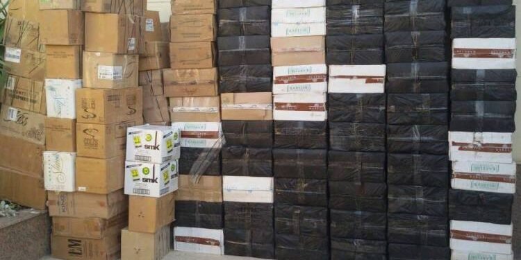 إحباط محاولة جلب كميات كبيرة من السجائر والشيشة الإلكترونية مجهولة المصدر عبر إحدى الموانئ البحرية