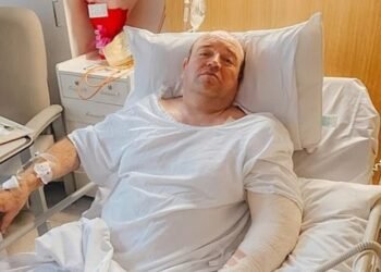 إصابات لم يُعلن عنها ورسالة مؤثرة.. ماذا قال بطل شاطئ بوندي من داخل المستشفى؟