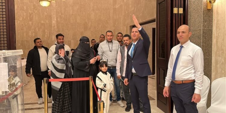 ساعات حاسمة.. المصريون بالسعودية يزدادون إقبالًا على لجان انتخابات النواب