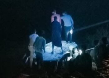 انقلاب ميكروباص داخل ترعة بقرية الجبلاو في قنا.. ومدير الأمن يتابع انتشال المصابين