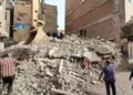 انهيار عقار في منشأة ناصر يسفر عن وفاة سيدة وإصابة شخصين