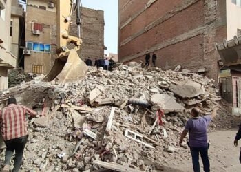 انهيار عقار في منشأة ناصر يسفر عن وفاة سيدة وإصابة شخصين