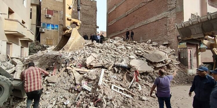 انهيار عقار في منشأة ناصر يسفر عن وفاة سيدة وإصابة شخصين