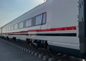 سقوط صناديق حديدية من قطار بضائع في طوخ يتسبب في أضرار للمنازل