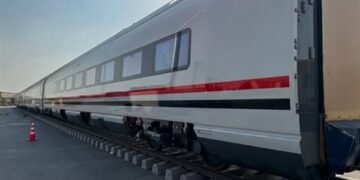 سقوط صناديق حديدية من قطار بضائع في طوخ يتسبب في أضرار للمنازل