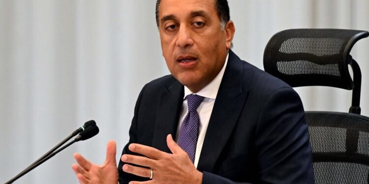 رئيس الوزراء يوجه بزيادة أعداد الموظفين في منطقة الجمارك بمطار القاهرة