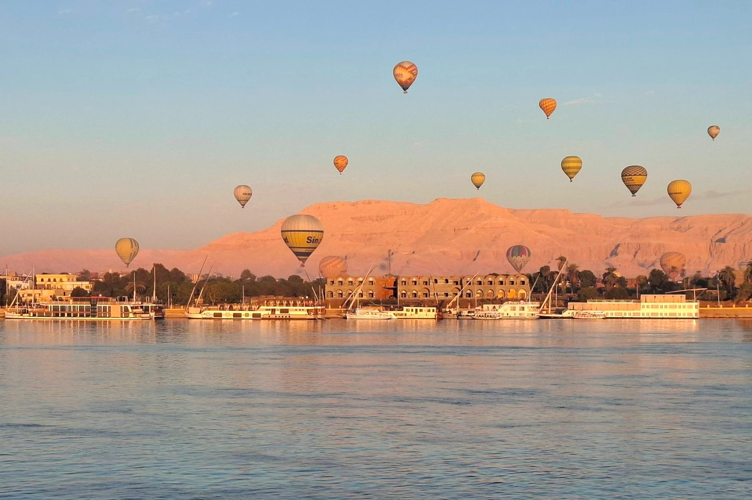 إقلاع 75 رحلة بالون طائر بالأقصر تقل 2000 سائح احتفالًا بالعام الجديد
