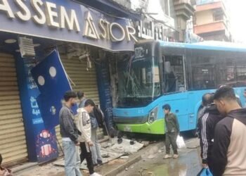 تصادم أتوبيس نقل عام بمحل تجاري في الكيلو 21 غرب الإسكندرية