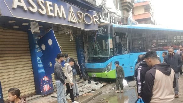 تصادم أتوبيس نقل عام بمحل تجاري في الكيلو 21 غرب الإسكندرية