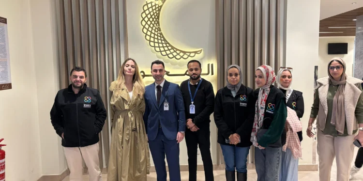 أنجيلينا جولى تزور مستشفى المحور للاطمئنان على مصابى غزة