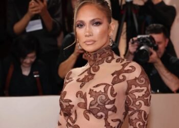 جينيفر لوبيز تخطف الأنظار بفستان يعود لعام 2003 على سجادة جوائز الجولدن غلوب