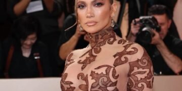 جينيفر لوبيز تخطف الأنظار بفستان يعود لعام 2003 على سجادة جوائز الجولدن غلوب