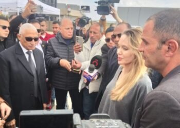 أنجلينا جولي تتفقد إمدادات الإغاثة الفلسطينية في معبر رفح