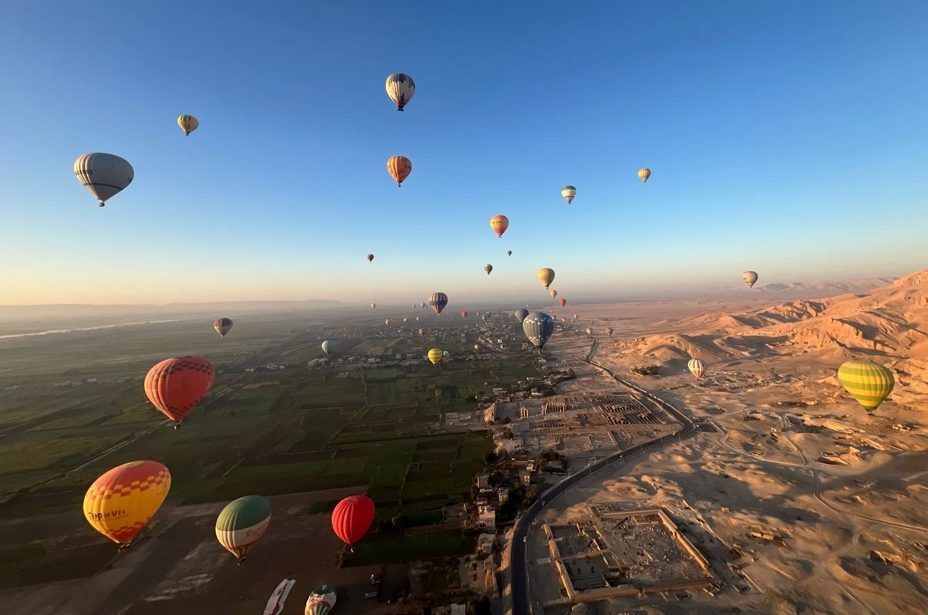 إقلاع 75 رحلة بالون طائر بالأقصر تقل 2000 سائح احتفالًا بالعام الجديد