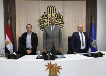 محافظ أسوان: إغلاق أي منافذ لا تلتزم بتخفيضات 30% على السلع