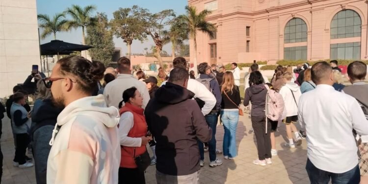 إقبال كبير من السائحين على زيارة المتحف المصري بالتحرير