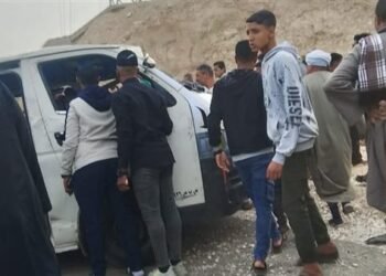 إصابة 5 طلاب إثر انقلاب سيارة ميكروباص بطريق قنا – الأقصر