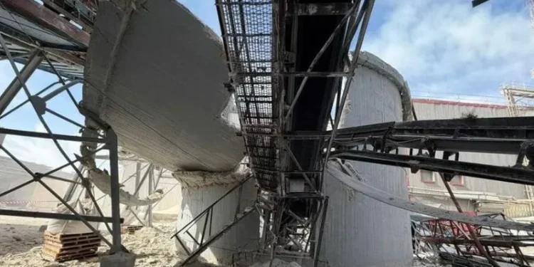 انهيار جزئي بمصنع زجاج جنوبي إسرائيل يتسبب في تسرب مواد خطرة