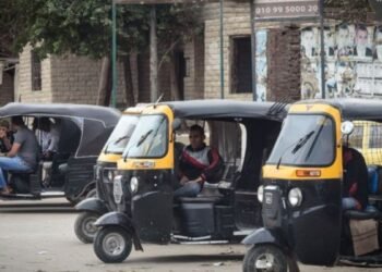 محافظ أسوان يوجه بتطبيق تعريفة موحدة لمركبات التوك توك بإدفو