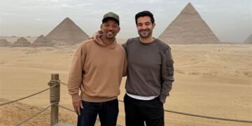 ويل سميث يزور الأهرامات ويلتقط صورًا تذكارية