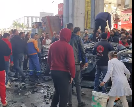 سقوط سيارة ملاكي من أعلى كوبري أكتوبر امتداد رمسيس أمام نادي السكة الحديد