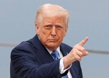 ترامب يتوعد إيران بتدخل أمريكي عنيف في حال قمع المتظاهرين