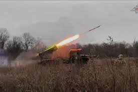 هجوم روسي على كييف بالصواريخ والطائرات المسيرة يوقع إصابات وأضراراً واسعة