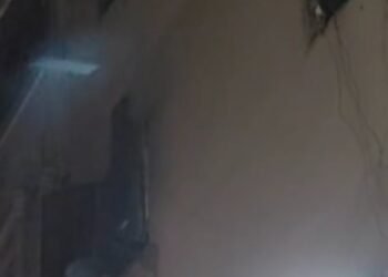 سيدة تلقي بصغار من الطابق الثالث بالمطرية.. والأمن يفحص الواقعة