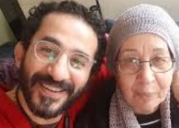 أزمة صحية مفاجئة لوالدة أحمد حلمي.. وشقيقته: «أنا مدينة لآخر أنفاسي لأمي»