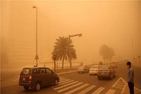 قدمت وزارة الداخلية مجموعة من النصائح والإرشادات المهمة لقائدي السيارات، تزامنًا مع تعرض البلاد، اليوم الاثنين، لعواصف ترابية كثيفة أثرت على مستوى الرؤية الأفقية بعدد من الطرق والمحاور، وذلك في إطار حرصها على سلامة المواطنين والحد من وقوع الحوادث المرورية. وأكدت الوزارة أهمية توخي الحذر أثناء القيادة في ظل الأجواء غير المستقرة، مشددة على ضرورة الالتزام بالسرعات المقررة وترك مسافات أمان كافية بين المركبات، بما يتيح لقائد السيارة التصرف الآمن حال حدوث أي طارئ، خاصة مع انخفاض مستوى الرؤية نتيجة الأتربة المثارة. وشددت وزارة الداخلية على ضرورة إحكام غلق نوافذ السيارات لمنع دخول الأتربة إلى داخل المركبة، مع استخدام الإشارات التحذيرية والأنوار الأمامية، وعدم استخدام الأنوار العالية التي قد تؤدي إلى زيادة انعدام الرؤية على الطرق السريعة. كما نصحت بتجنب السير عكس الاتجاه أو التوقف المفاجئ في نهر الطريق لما يشكله ذلك من خطورة جسيمة. ودعت الوزارة قائدي السيارات إلى عدم القيادة في حال الشعور بالإجهاد أو انعدام الرؤية بشكل كامل، واللجوء إلى أقرب مكان آمن للتوقف عند اشتداد العاصفة، مع تشغيل إشارات الانتظار لتنبيه المركبات القادمة من الخلف. كما أكدت أهمية متابعة النشرات الجوية باستمرار قبل التحرك، خاصة على الطرق الصحراوية وأثناء السفر لمسافات طويلة. وفي السياق ذاته، أعلنت الإدارة العامة للمرور رفع درجة الاستعداد القصوى، من خلال تكثيف الخدمات المرورية على الطرق والمحاور الرئيسية، والتنسيق مع الجهات المعنية للتعامل الفوري مع أي طوارئ، بما يضمن تحقيق السيولة المرورية والحفاظ على أمن وسلامة المواطنين.