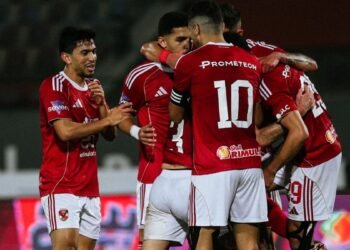 تتجه أنظار عشاق كرة القدم الإفريقية مساء اليوم الجمعة إلى ملعب المواجهة المرتقبة بين الأهلي وبطل تنزانيا، يانج أفريكانز، في الجولة الثالثة من دور المجموعات بدوري أبطال إفريقيا، في مباراة حاسمة يسعى خلالها الفريق المصري لاستعادة الصدارة وتعزيز حظوظه في التأهل للدور التالي. تفاصيل اللقاء والتشكيل المتوقع للأهلي: من المتوقع أن يخوض الأهلي المباراة بالتشكيل التالي: حراسة المرمى: محمد الشناوي خط الدفاع: محمد هاني، ياسر إبراهيم، ياسين مرعي، أحمد نبيل كوكا خط الوسط: مروان عطية، إمام عاشور، إليو ديانج خط الهجوم: زيزو، محمود تريزيجيه، جراديشار هدف الأهلي واستراتيجية المدرب: يأمل ييس توروب، المدير الفني للأهلي، في تحقيق الفوز على يانج أفريكانز للحفاظ على صدارة المجموعة والمضي قدمًا نحو استعادة لقب دوري أبطال إفريقيا الغائب عن قلعة الجزيرة. ويعتمد توروب على العناصر الأساسية التي غابت عن الفريق خلال الأسابيع الماضية بسبب مشاركتها في أمم إفريقيا بالمغرب، والتي توجت بها السنغال، وحصلت مصر خلالها على المركز الرابع. ويستعد الأهلي لهذه المباراة بعد وداعه لبطولة كأس مصر من دور الـ32 أمام فريق المصرية للاتصالات، وكذلك خروج الفريق من بطولة كأس السوبر الإفريقي خلال مشاركة اللاعبين في أمم إفريقيا، مما يجعل التركيز منصبًا بالكامل على دوري الأبطال. ويعول المدرب الدنماركي على نجوم الفريق الكبار مثل زيزو، وإمام عاشور، وأشرف بن شرقي، وتريزيجيه، ومروان عطية، بالإضافة إلى حراس المرمى محمد الشناوي ومصطفى شوبير، وخط الدفاع محمد هاني وياسر إبراهيم وحسين الشحات.