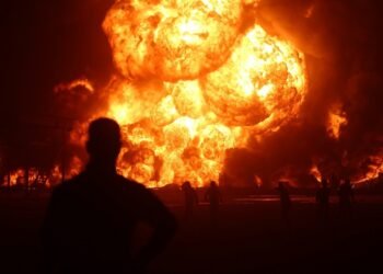 حريق ضخم يشل أكبر مصفاة نفط في تركيا بعد دوي انفجار عنيف