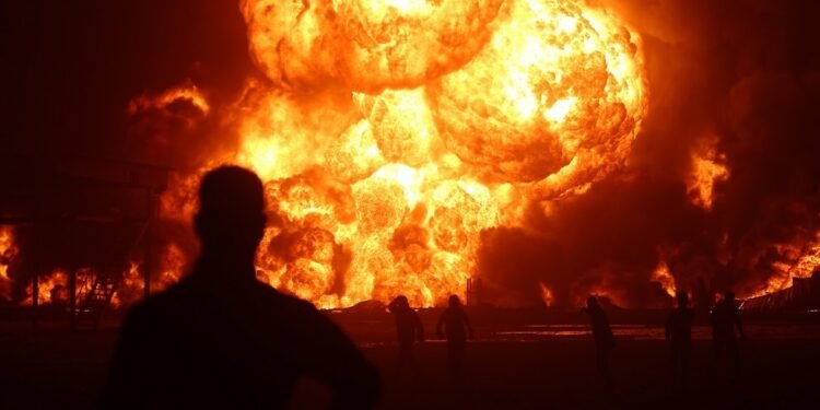 حريق ضخم يشل أكبر مصفاة نفط في تركيا بعد دوي انفجار عنيف