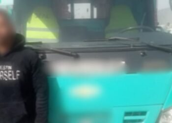 القبض على سائق سيارة نقل بتهمة الحمولة الزائدة وتعريض حياة المواطنين للخطر