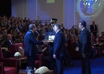 وزير الداخلية يقدم هدية تذكارية للرئيس السيسي تقديرًا لدعمه رجال الشرطة